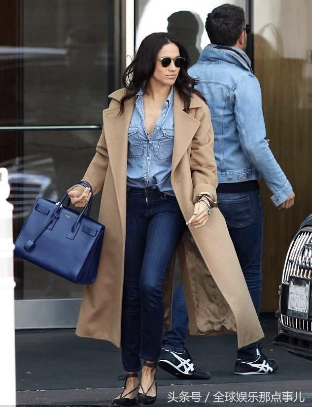 新王妃梅根穿亮黄色铅笔裙亮相，要是凯特王妃在，可能还是会输