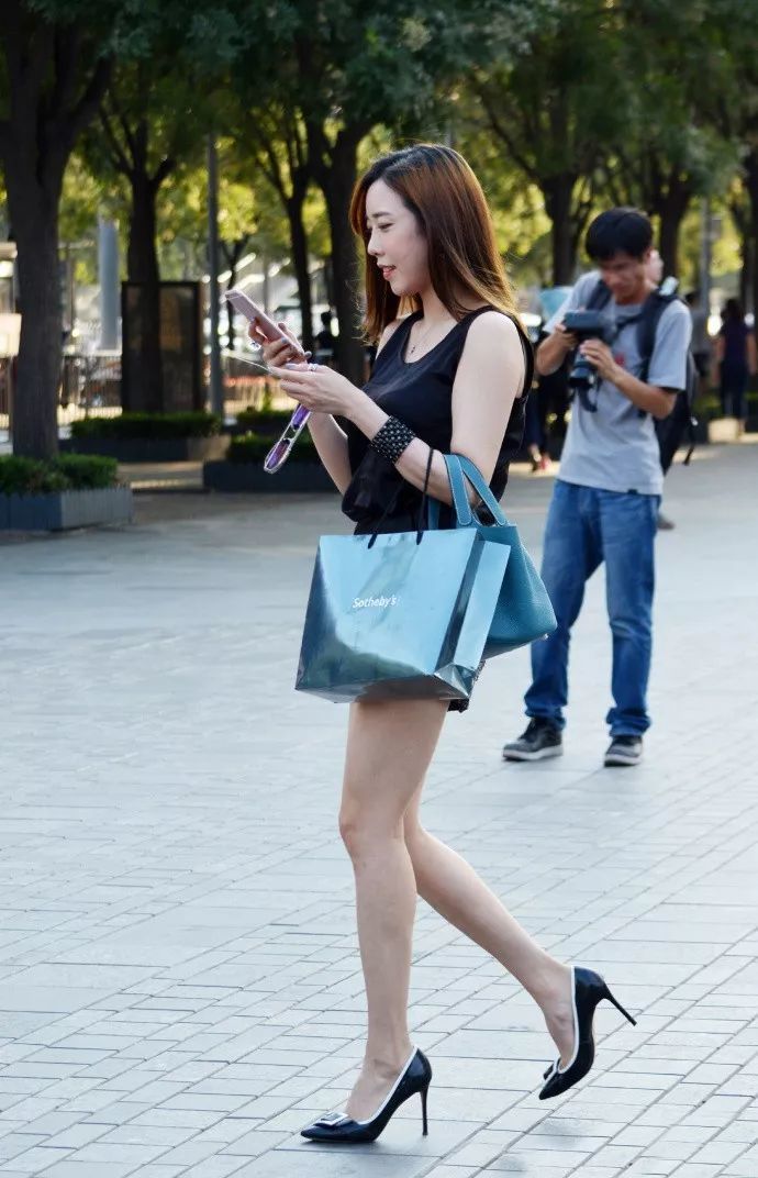 女人@女人穿上高跟鞋,散发出迷人的气息