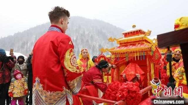 俄罗斯情侣雪乡“偶遇”集体婚礼，九对变十对“十全十美”