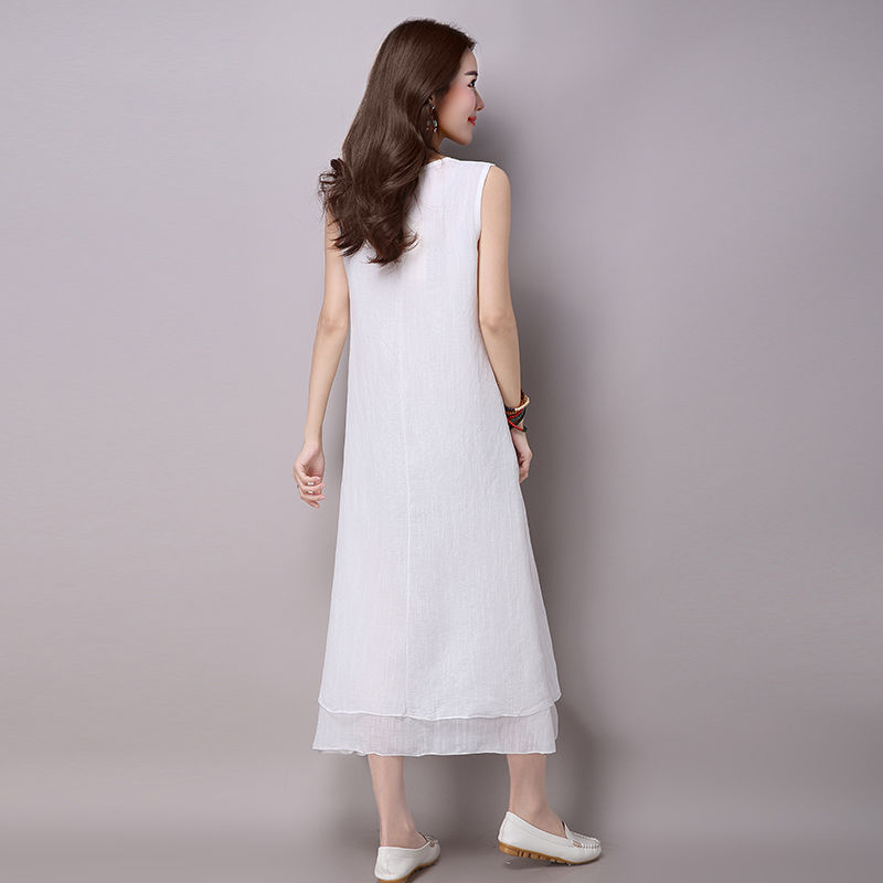 40岁小姨一点都不显老，初秋穿大码棉麻裙，百搭添年轻