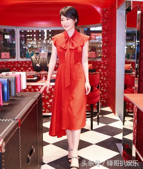 俞飞鸿短发亮相很清纯，但虚胖的手臂出戏了，女神也老了！