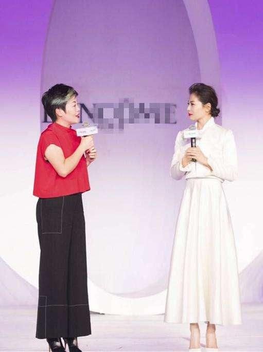 路人镜头下的刘涛，颧骨高的要飞起了，网友：王珂怎么受得了哟？