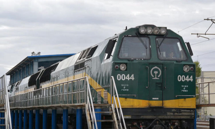  「格尔木市」青藏铁路经过格尔木市，为何要换上美国车头？答案