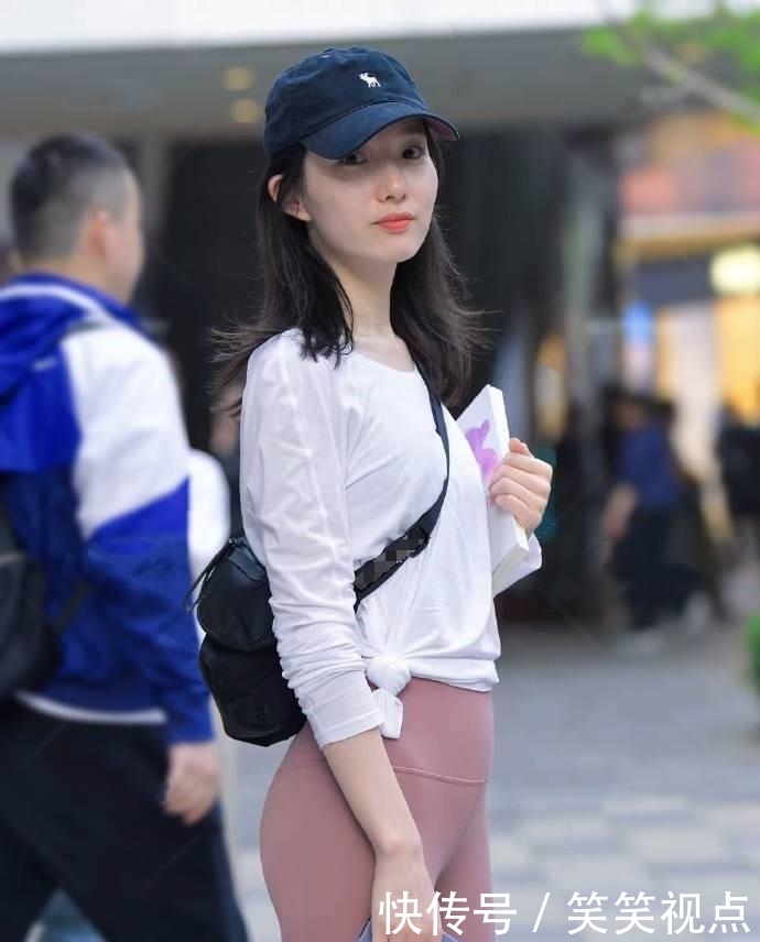 『 穿搭』手遮笑容有点羞涩,真是太甜美了,街拍:清新可人的小姐姐