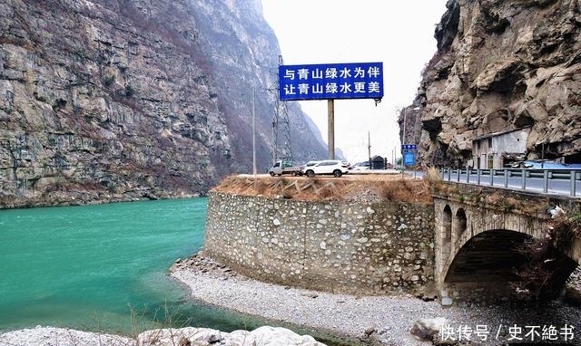 一线天：中国跨度最大的铁路石拱桥，99天建成，火车跑了快50年！