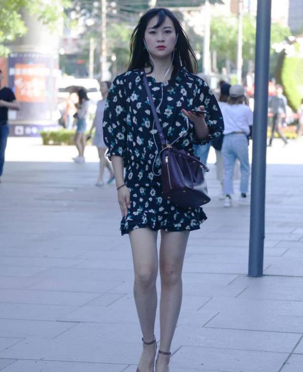 『优雅』街拍:皎若秋月的美女,一件白色上衣配红色半身裙,优雅大方迷人