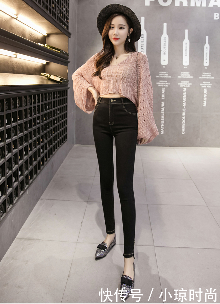 柔软透气的紧身牛仔裤，时髦精致俏丽，十分的有魅力