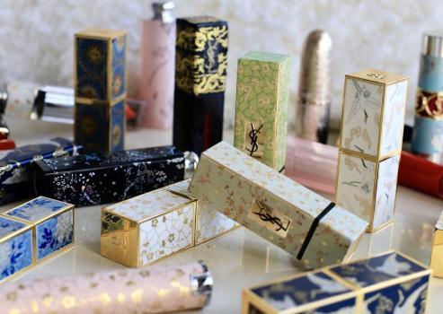 小伙为口红“贴膜”意外走红，业余摆摊月入上万