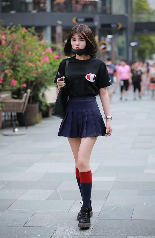 街拍：精致女孩穿超短裙，纤细的漫画腿，迷倒万千宅男！