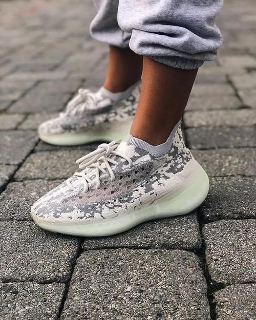  发售■YEEZY 350 V3终于要来了？实物样品泄露！