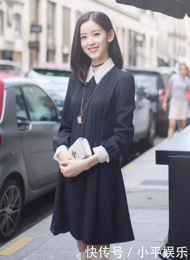 章泽天穿吊带连体衣，由甜美变性感了，奶茶妹妹你真的不心痛吗？