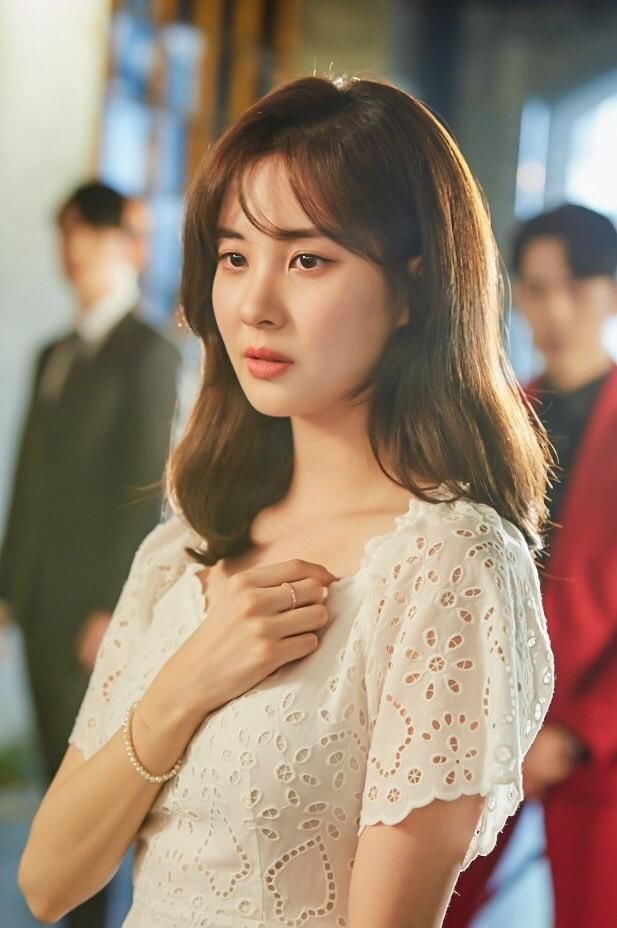 徐贤穿这条裙子前后都开叉了，却被鞋子抢镜，脚上创可贴惹人心疼