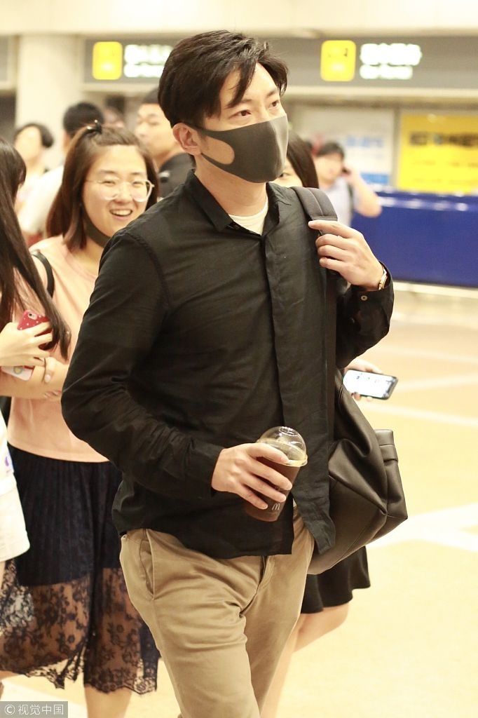 “老tfboys”郭京飞穿黑色衬衫高大有型星味足  手拿冷饮大步走获