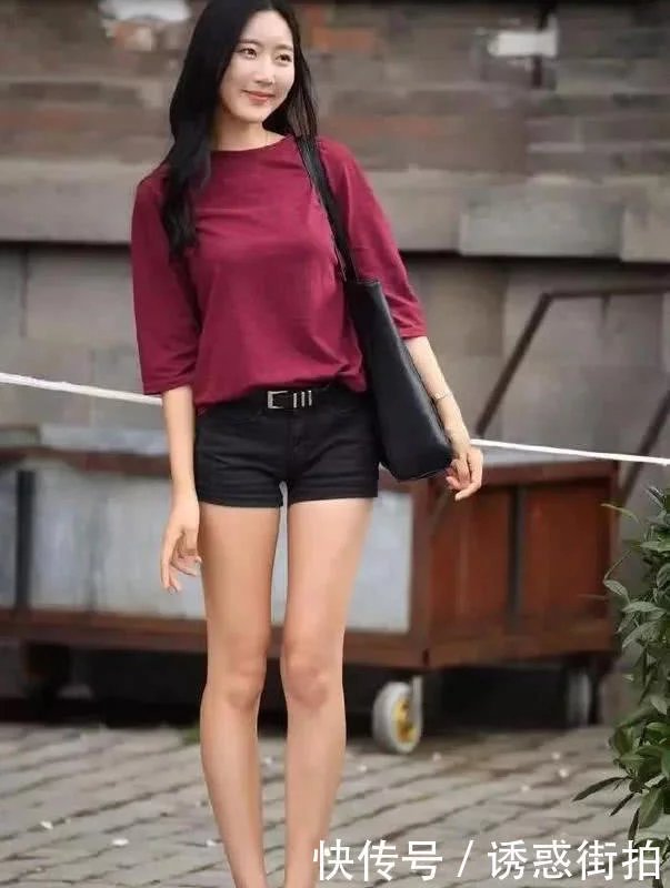 清纯小姐姐长款体恤搭配超短裤，勾勒出丰满的上围十分性感