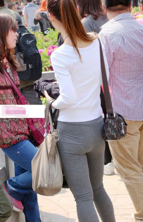 小姐姐穿紧身裤，纤细身材，性感蛮腰，展现出了她完美的好身材。