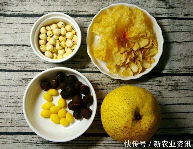  #果实#秋后掉在地上没人要的果实，大妈纷纷拿着袋子捡，赚了不