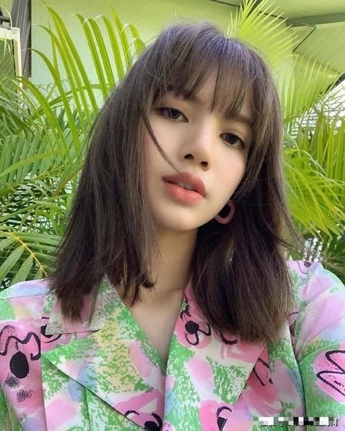  『十足』Lisa化身海岛少女＂红绿扎染上衣+牛仔热裤＂风情十足！