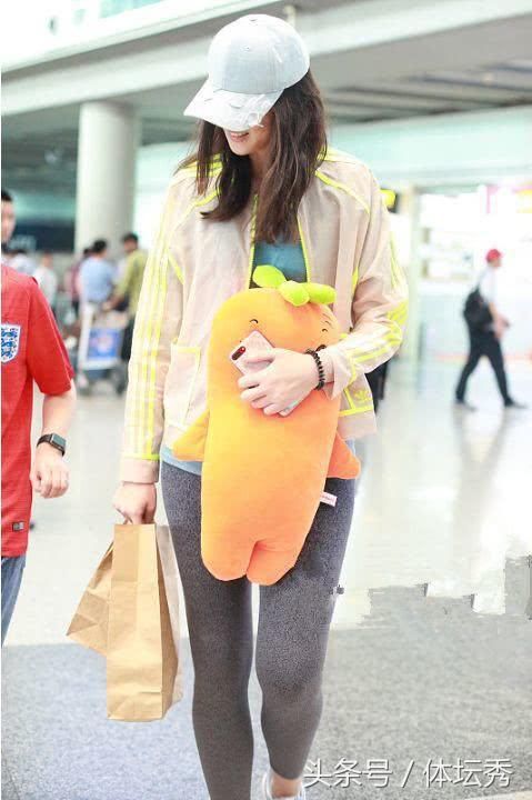 惠若琪这裤子太紧了吧!难怪一直用玩偶挡着，网友:杨臻博赚大了