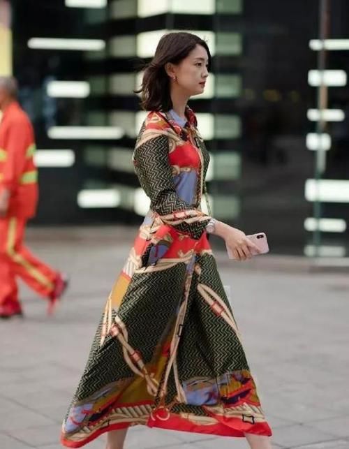  『风衣』街拍：名嫒美姝的小姐姐，一件红色连衣裙搭卡其色风衣，魅力十足