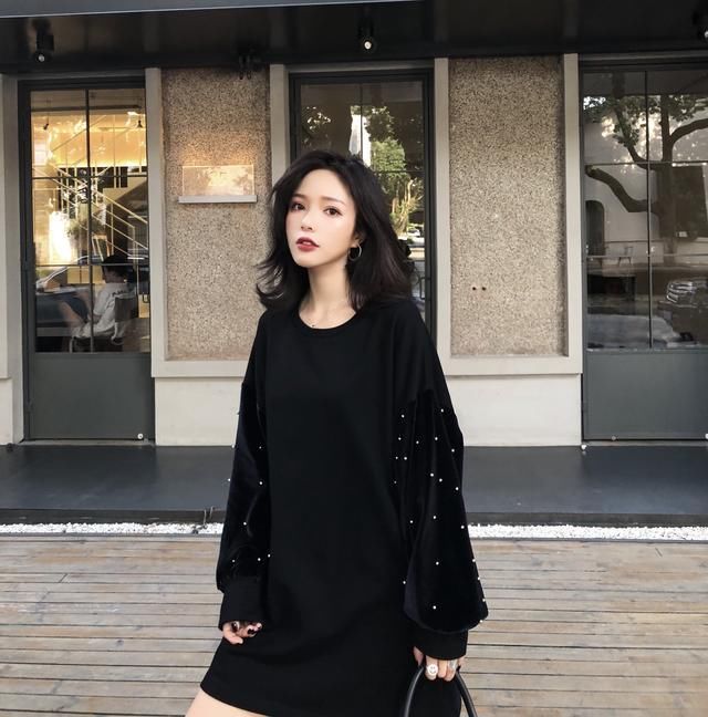 网红遛狗造成孕妇高危早产入院，评论区骂声一片，网友:搞垮她!