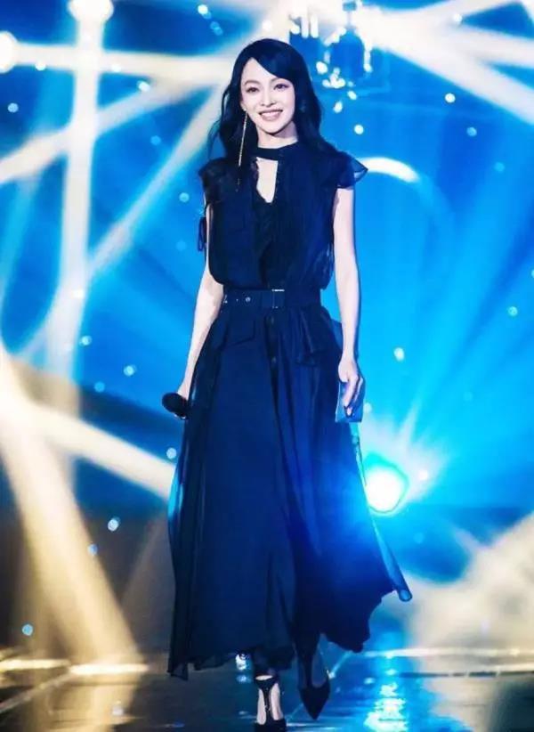 张韶涵只是在裙子下面穿一条阔腿裤，网友大呼：简直美出新高度！