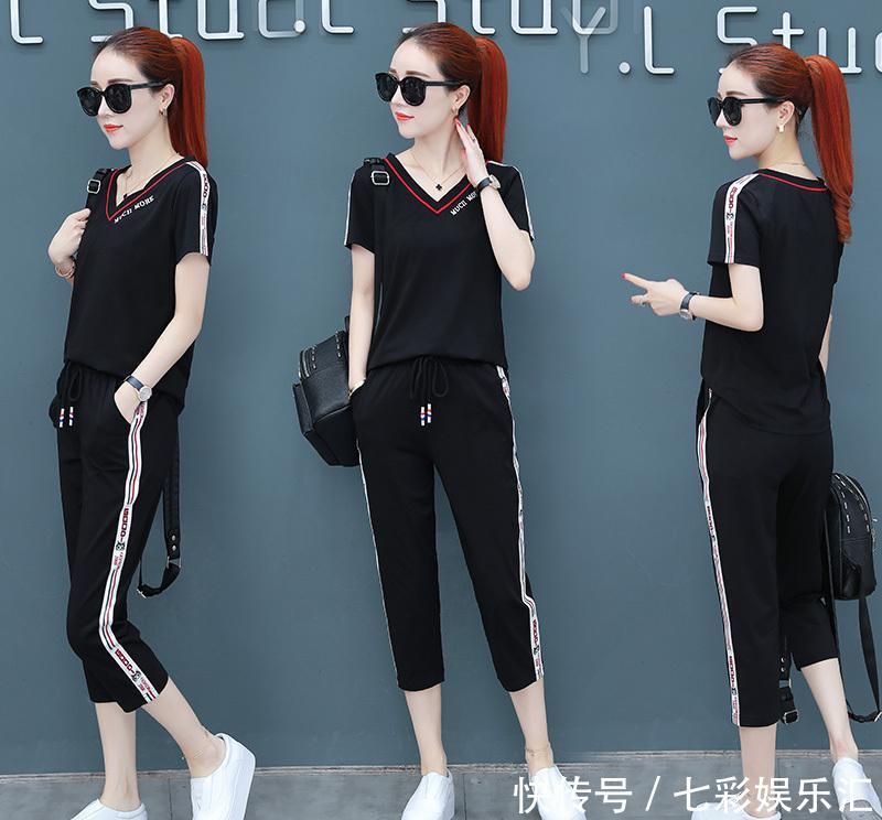 42岁老婆从不穿裙子，天天穿这运动套装，年轻10岁，超显美嫩