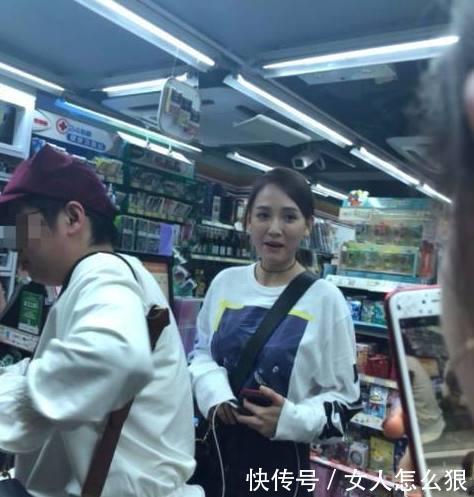 陈乔恩素颜现身，网友直呼：差别好大！没了妆容加持还不如路人美