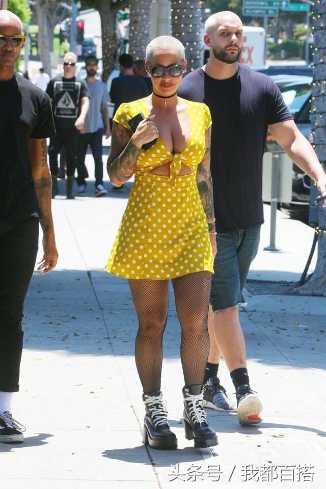 美国平头性感辣模出街，这腿粗得跟腰一样 网友:真是放飞自我