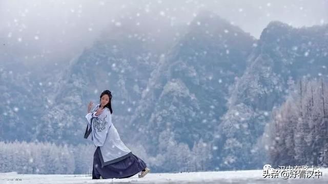 大雪过后的汉中龙池特别适合汉服摄影，不信你看
