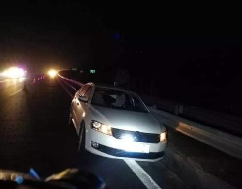  「技巧」超车道上为什么还有人打左转灯？老司机：很多新手不懂