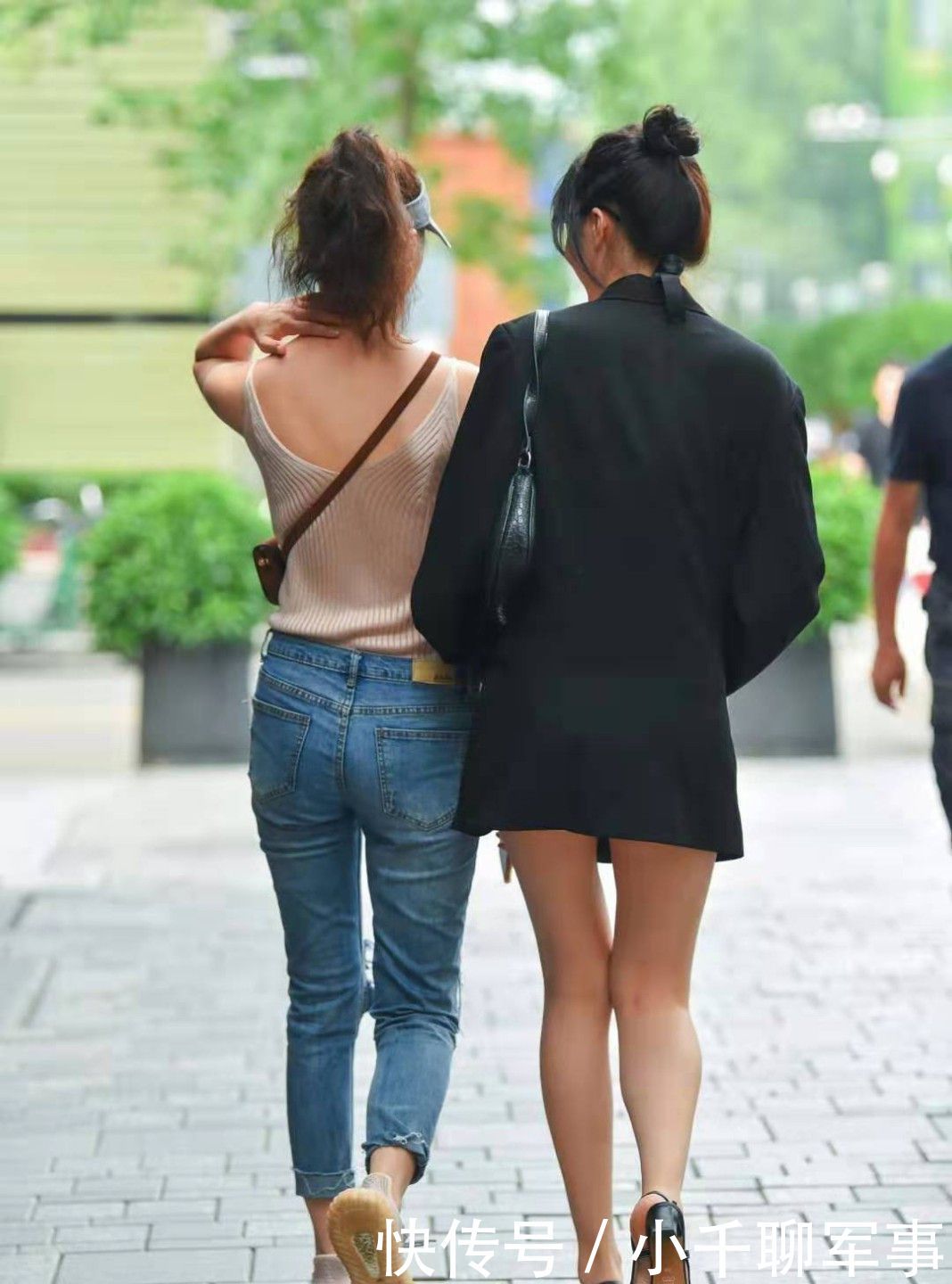  『尽显』街拍：时尚性感的小姐姐穿搭，气质独特又有身材，尽显个人的魅力