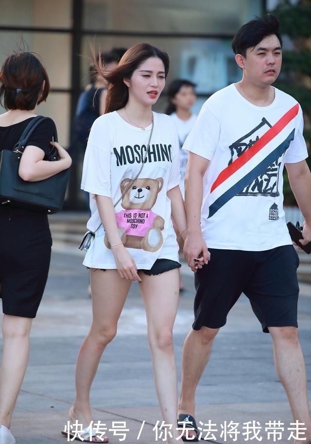  #舍不得#街拍：手机不离手，小姐姐们都舍不得放在包里
