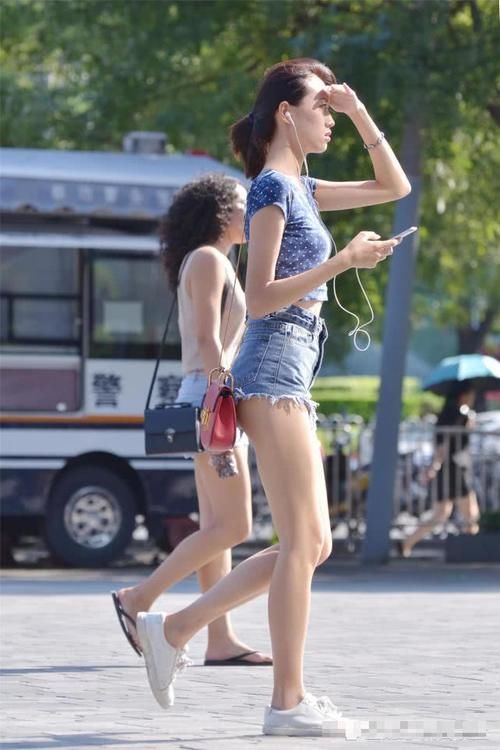 姑娘：她们很年轻，也相信自己有着长腿，穿着牛仔短裤的姑娘
