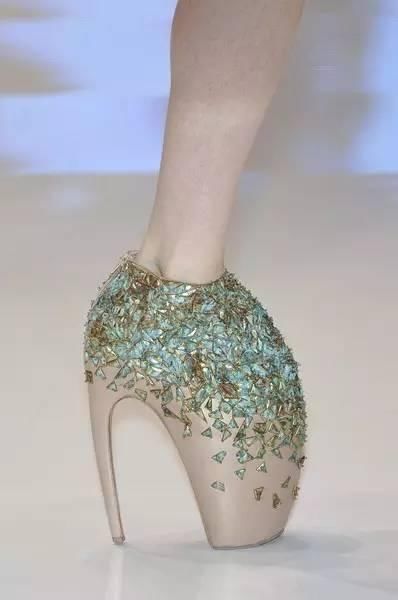 恨天高算什么,这双高跟鞋穿出去回头率百分百!