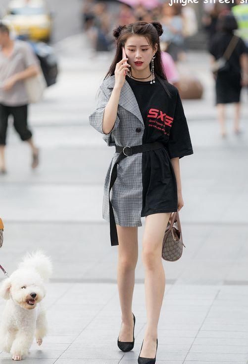 街拍:微胖美女穿紧身裤，腿部曲线完美，是下半身“有肉”的女人