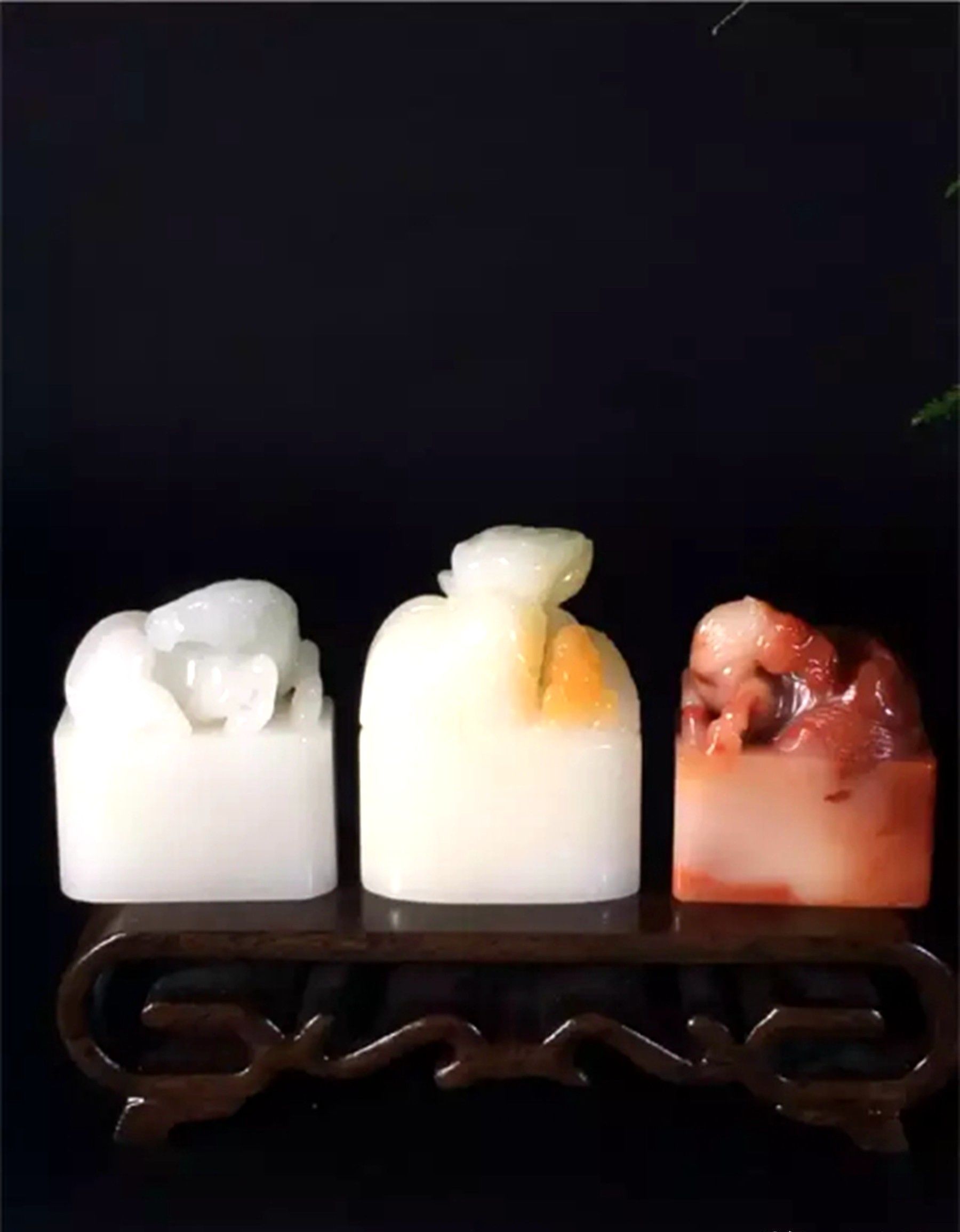 寿山石是我国的瑰宝，纯手工从内壁画出来，工艺非常精湛