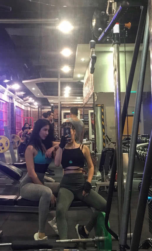 身高180健身网红紧身裤大秀好身材，这身材太有爆发力了！