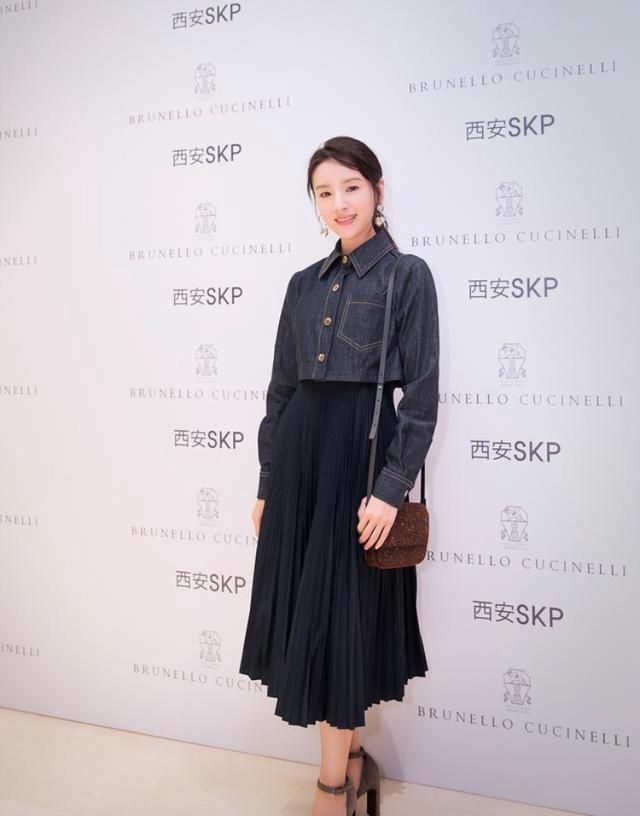  『韵味』董洁颜值回春, 一袭白色连衣裙配温柔过肩发, 尽显女性优雅韵味!