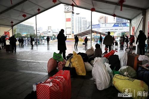  【春运】直击春运：冬雨绵绵挡不住回乡客的脚步