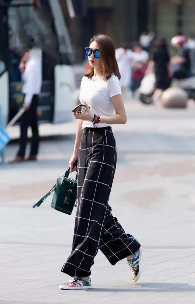 街拍女孩：优雅亮丽脸蛋精致，初恋的感觉！