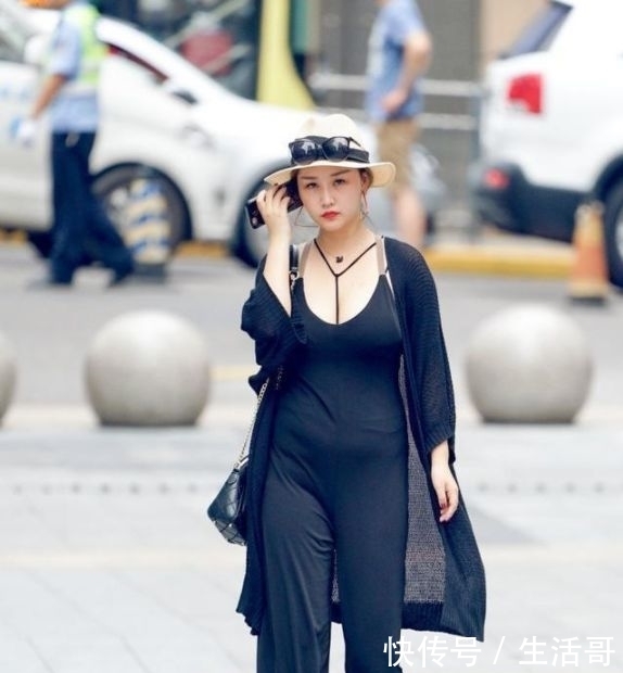  『搭配』街拍：图7一身黑色系搭配的小姐姐，是真腿精，鉴定完毕