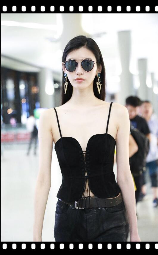 脸高级身材也高级 29岁的奚梦瑶两块抹布完全不能遮住好身材