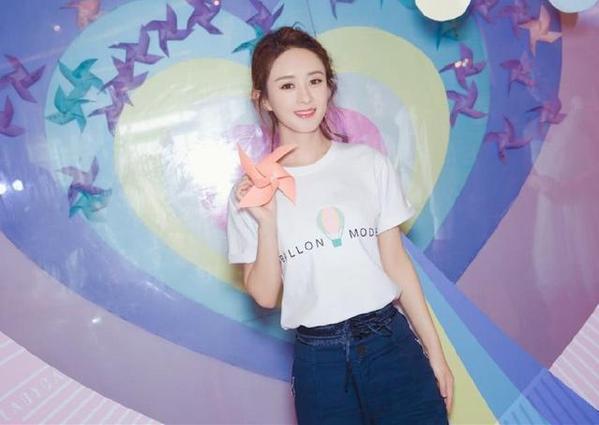 两个小揪揪的唐艺昕看起来最多18！