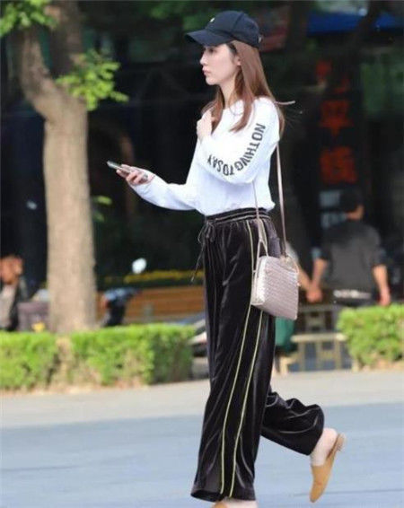  美女|穿抹胸红裙的美女，展现出极品身材，好漂亮