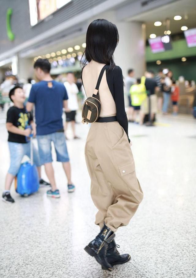 奚梦瑶机场不仅穿个大粗裤子,还秀露背装,网友:超模任性啊!
