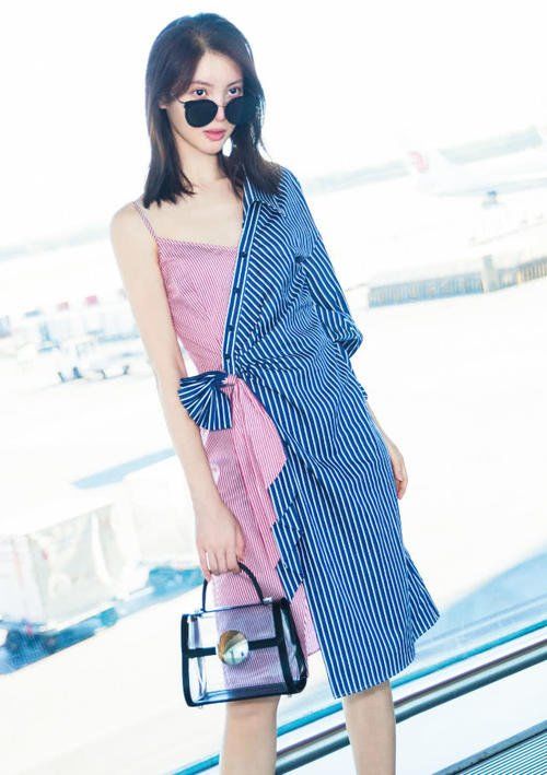 金晨在机场凹造型，手上的透明包包什么都不装，拿着干嘛?