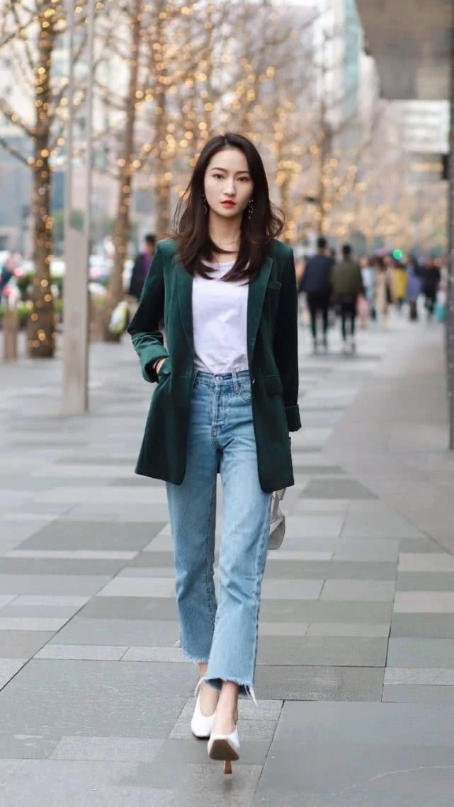 身穿|街拍:身穿连衣裙的小美女,小清新的风格,轻松展现出你曼妙的身姿