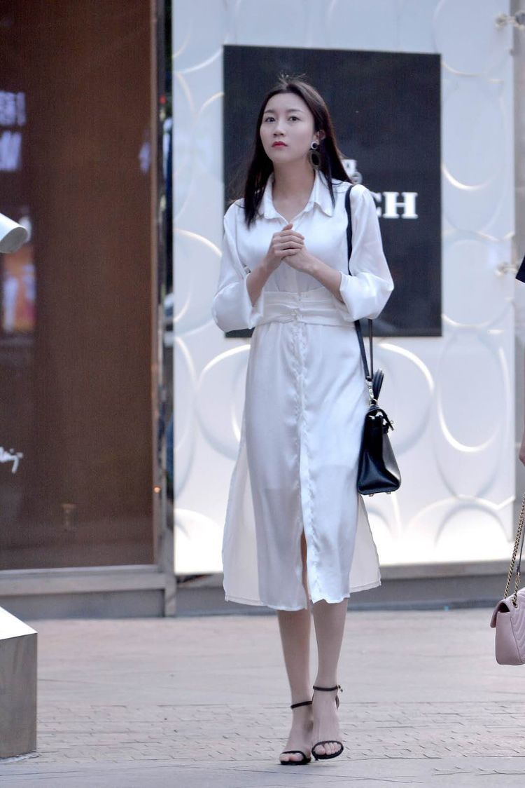 街拍：性感好身材穿出来，这样搭配人见人爱！