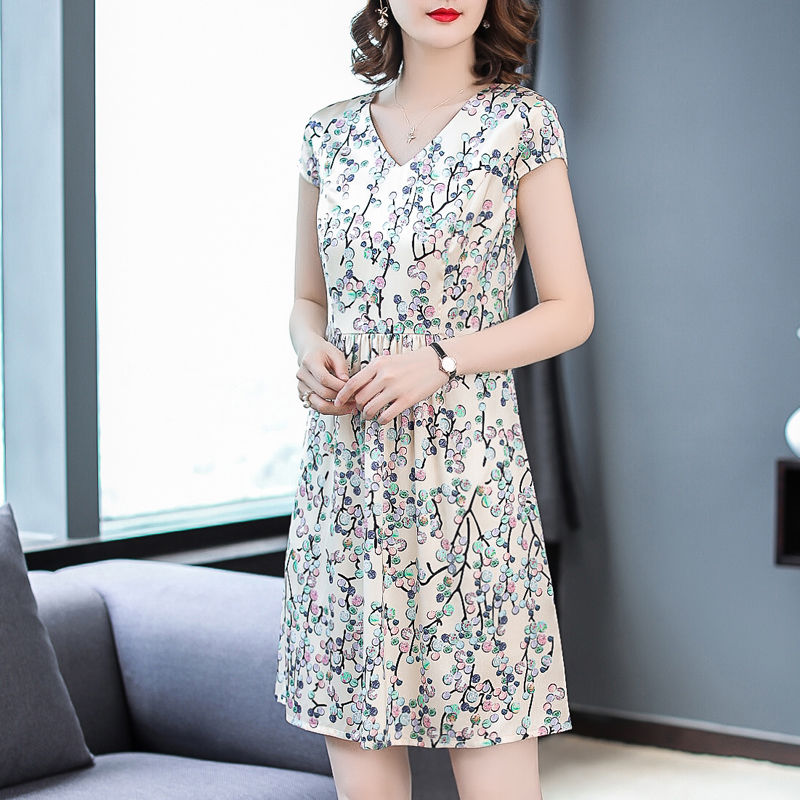 70后女人，美的令人惊艳，只因穿这”欧货裙”，显肤白显美嫩