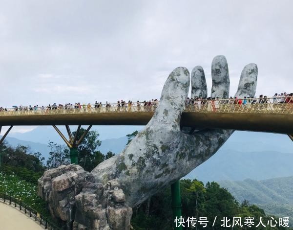 越南最美的大桥，桥体被一双巨手托起，游客：体验感非常不错